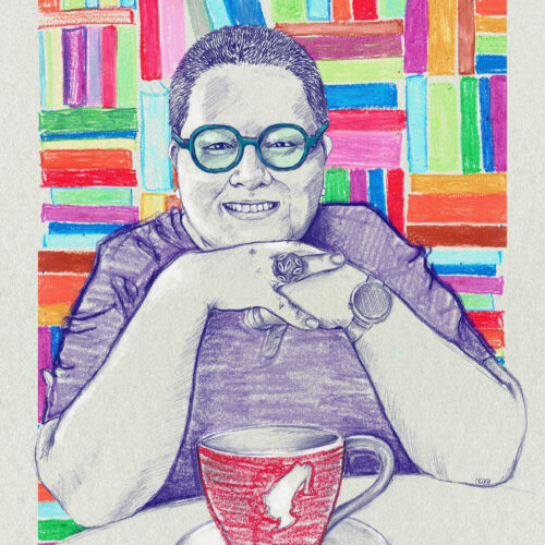 Portret Bernadetty Darskiej na tle biblioteczki z książkami