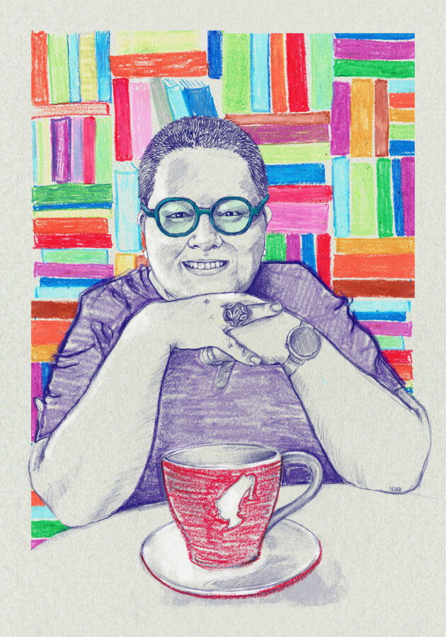 Portret Bernadetty Darskiej na tle biblioteczki z książkami